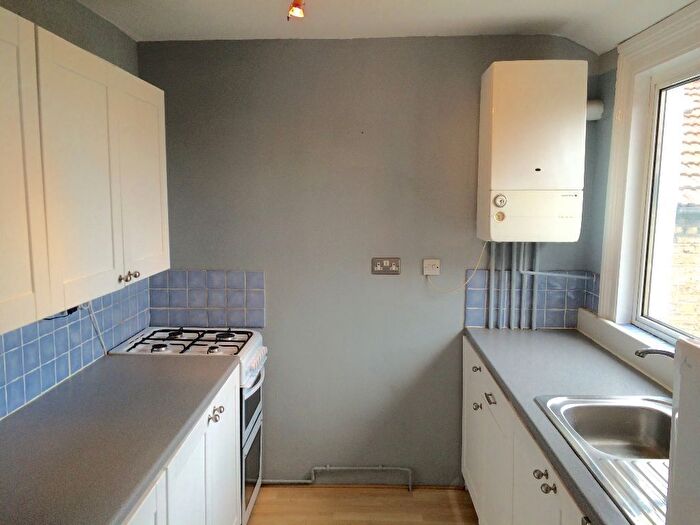 2 Bedroom Flat To Rent In Clay Avenue, Mitcham, CR4
