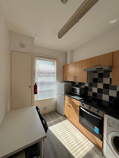 4 Bedroom Flat To Rent In Bell Lane, London, NW4