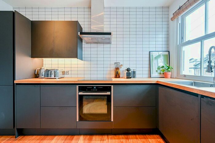 2 Bedroom Flat For Sale In Milton Road, Poet's Corner, London, W3