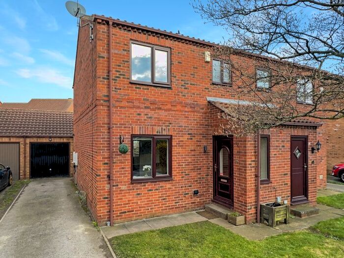 3 Bedroom Semi-Detached House For Sale In Summerfield Close, Brotherton, Knottingley, WF11