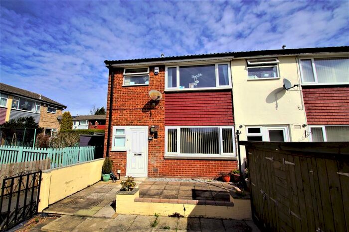 3 Bedroom Town House To Rent In Garland Drive, Leeds, LS15
