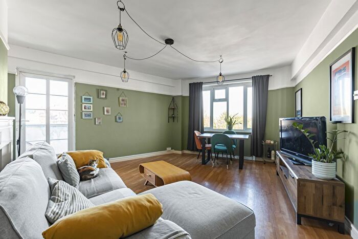 1 Bedroom Flat For Sale In Streatham High Road, London, SW16