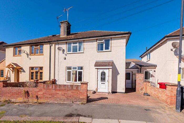 3 Bedroom Semi Detached House For Sale In The Greenway, Slough, SL1