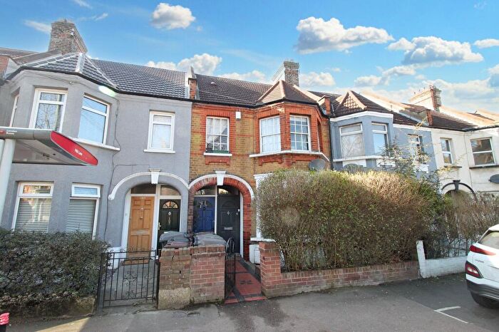 2 Bedroom Maisonette For Sale In Chingford Lane, Woodford Green, IG8