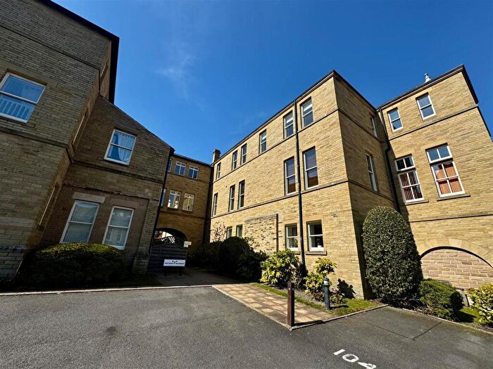 2 Bedroom Flat For Sale In Charlotte Close, Savile Park, Halifax, HX1