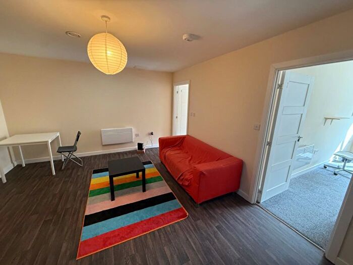 3 Bedroom Flat To Rent In Broad Lane, Huddersfield, HD5