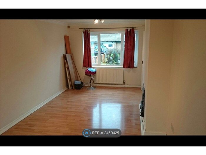 3 Bedroom Semi-Detached House To Rent In Broomfields Close, Solihull, B91