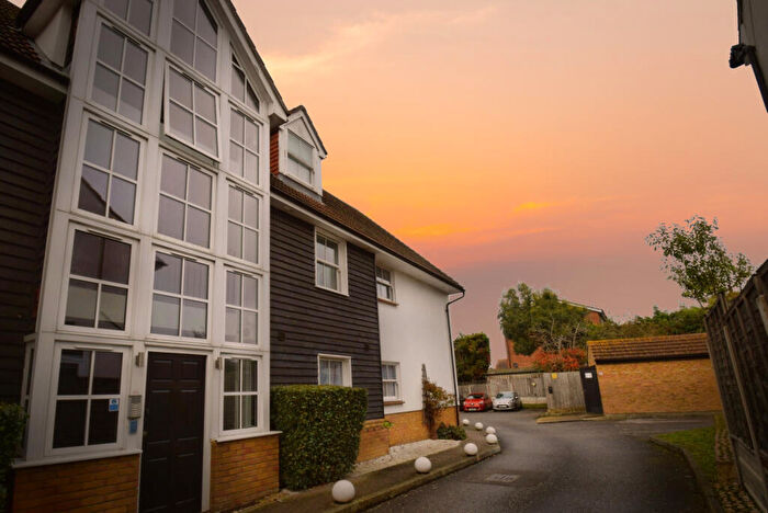 2 Bedroom Flat To Rent In Soveriegn Heights, Weir Pond Road, Rochford, Essex, SS4