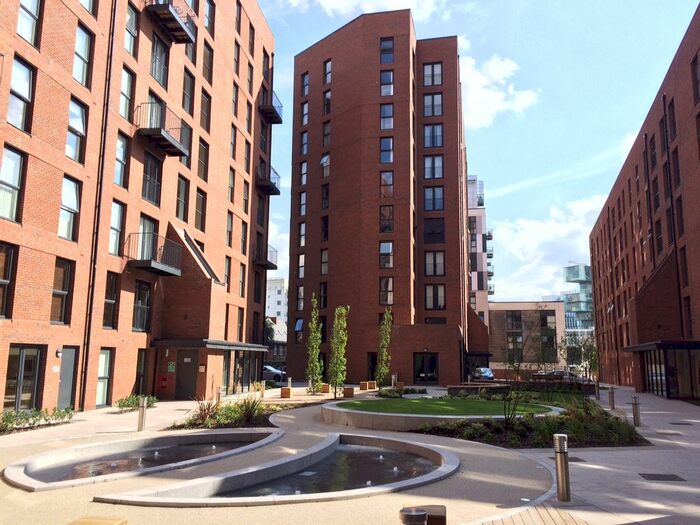 3 Bedroom Flat To Rent In Sillavan Way, Salford M3