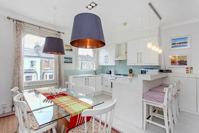 2 Bedroom Flat To Rent In Hannell Road, Fulham, London, SW6