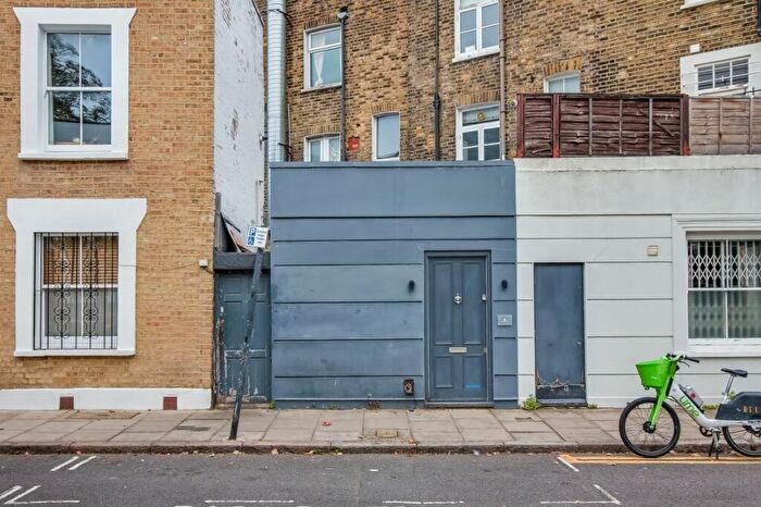 2 Bedroom Maisonette For Sale In A Northampton Grove, London, N1