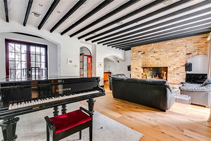 3 Bedroom Flat To Rent In Queen's Gate Gardens, London, SW7