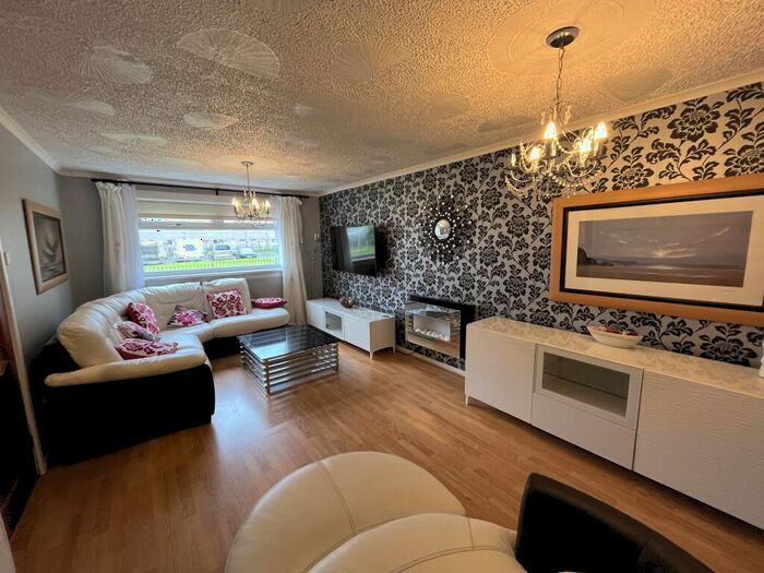 3 Bedroom Apartment To Rent In Queen Mary Street, G40