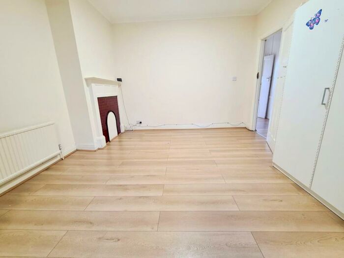 4 Bedroom Flat To Rent In Burgess Avenue, Kingsbury, NW9