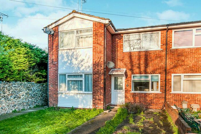 2 Bedroom Flat To Rent In St. Peters Road, Broadstairs, Kent, CT10