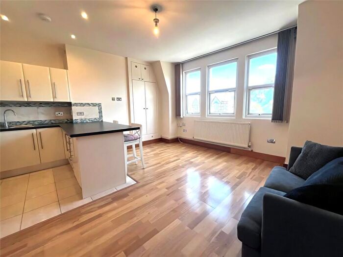 1 Bedroom Apartment To Rent In Queens Parade, Harringey, London, N8