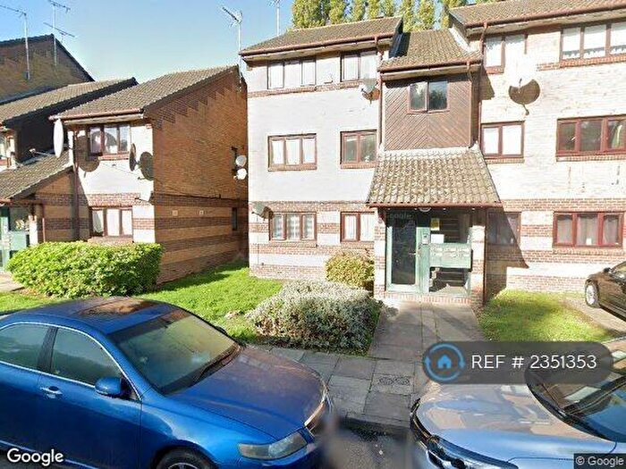 Studio To Rent In Harp Island Close, London, NW10