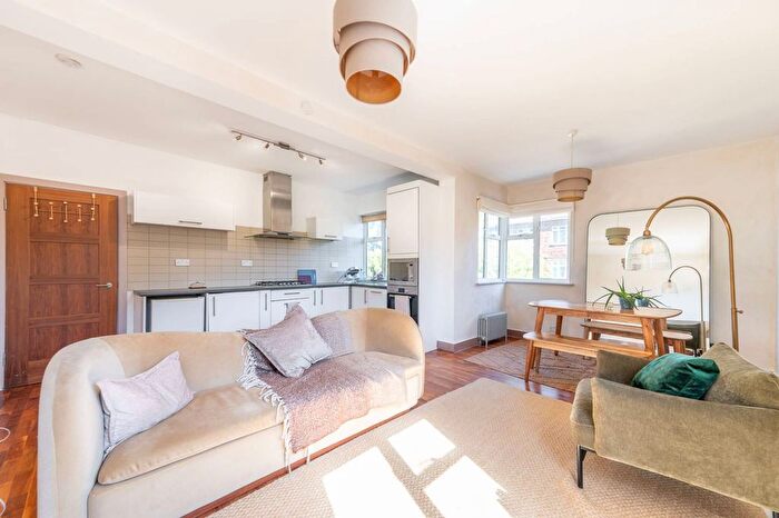 2 Bedroom Flat To Rent In Brondesbury Park, Brondesbury Park, London, NW6
