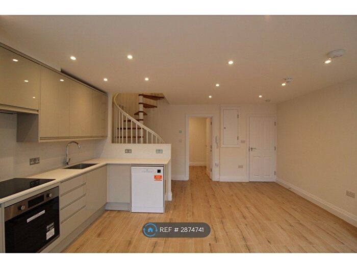 2 Bedroom Flat To Rent In House, London, N11