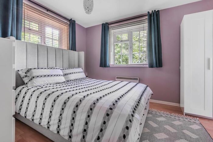 1 Bedroom Flat To Rent In Bagshot, Surrey, GU19