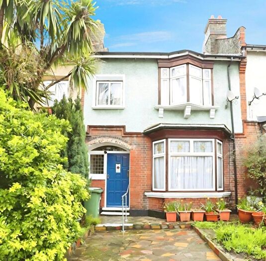 3 Bedroom Terraced House For Sale In Brownhill Road, London, SE6