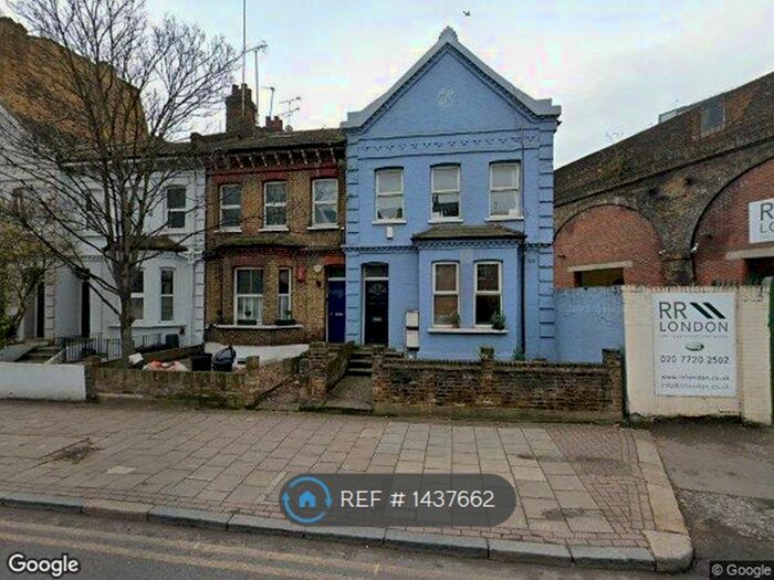 3 Bedroom Flat To Rent In Queenstown Road, London, SW8