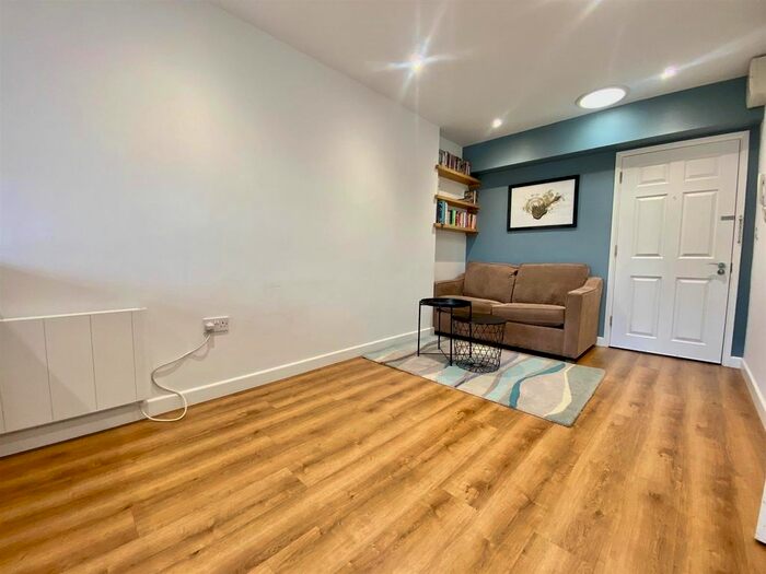 1 Bedroom Flat To Rent In Westcourt Road, Broadwater, Worthing, BN14