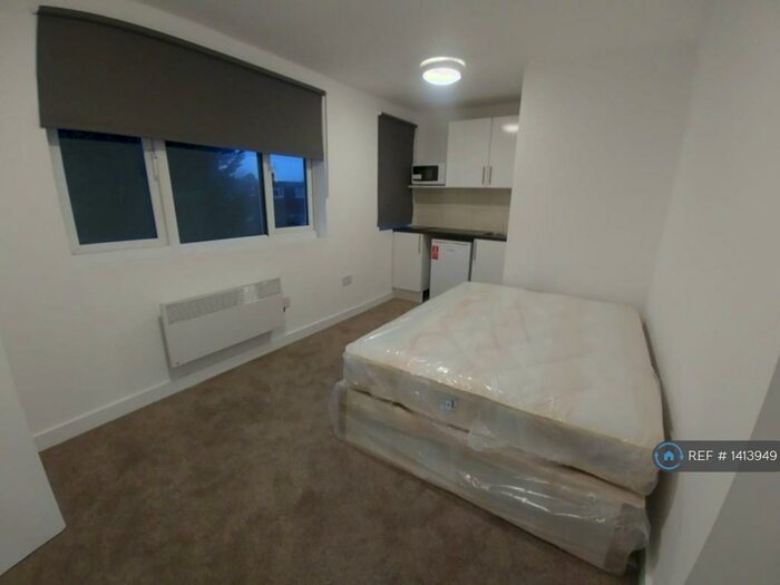 Studio To Rent In Hendon Way, London, NW2