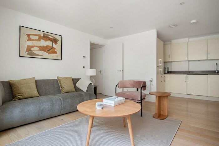 2 Bedroom Apartment To Rent In Britannia Walk, London, N1