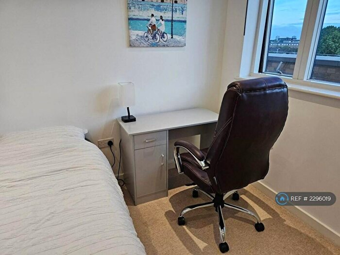 2 Bedroom Flat To Rent In Duckham Court, London, E14