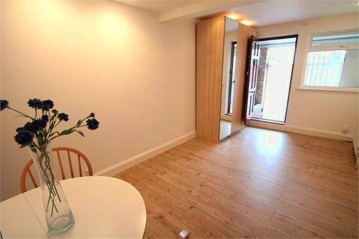 Studio To Rent In Eastern Road, East Finchley N2