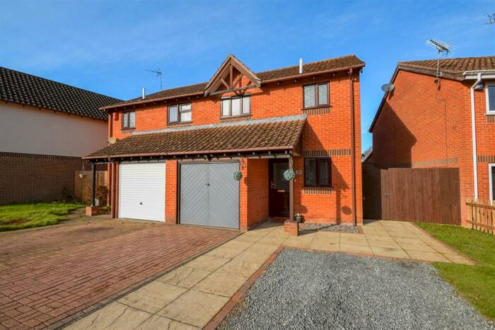 3 Bedroom Semi-Detached House For Sale In Hethersett, Norwich, NR9