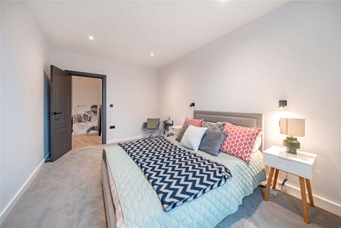 2 Bedroom Flat For Sale In Chertsey, Surrey, KT16