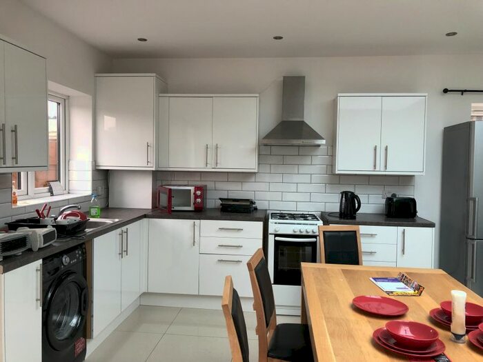 3 Bedroom Bungalow To Rent In Parkfield Crescent, Feltham, Greater London, TW13