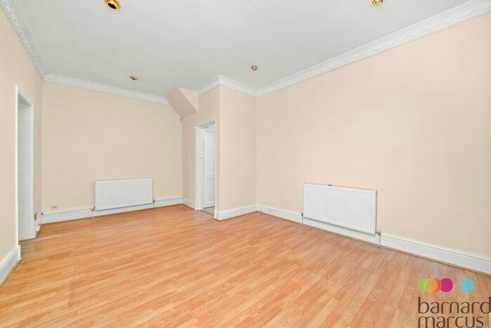 3 Bedroom Property To Rent In Woodgrange Avenue, London, N12