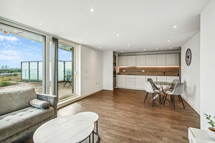 2 Bedroom Flat To Rent In Sandpiper Building, Newnton Close, N4