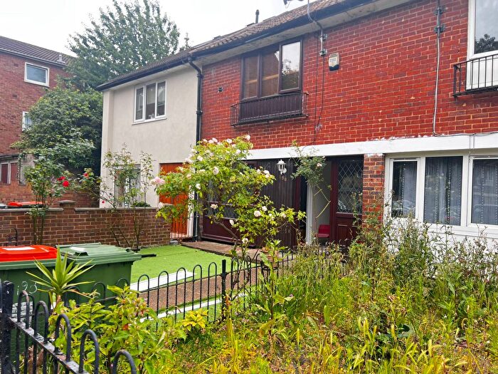 2 Bedroom End Of Terrace House To Rent In Newhaven Lane, London, E16