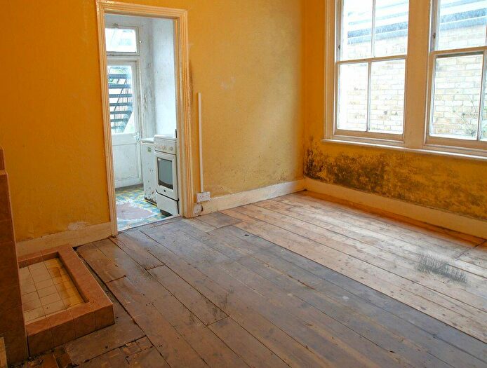 2 Bedroom Flat For Sale In Fontenoy Road, London, SW12