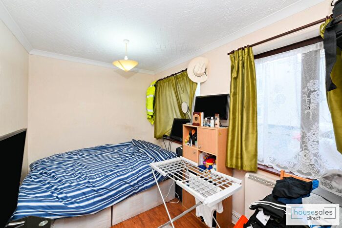 1 Bedroom Flat For Sale In Maple Leaf Court Cross Road, Waltham Cross, EN8