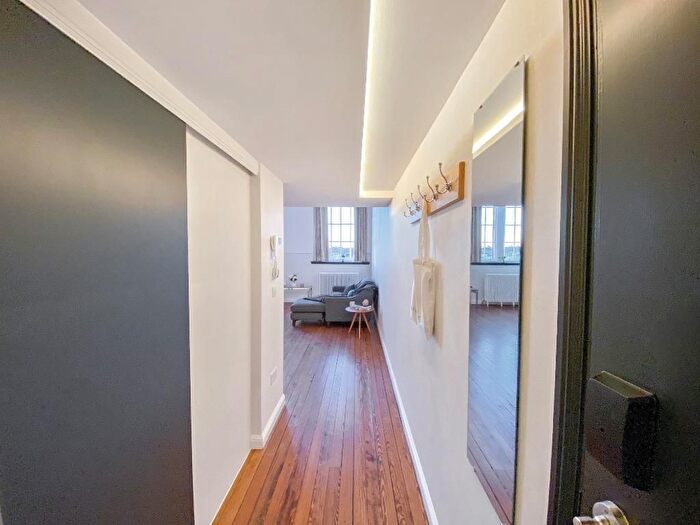 1 Bedroom Flat To Rent In Flat, Mcdonald Road, Edinburgh, EH7