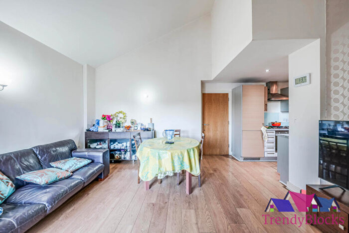 3 Bedroom Flat For Sale In Hainault Bridge Parade, Hainault Street, Ilford, London, IG1