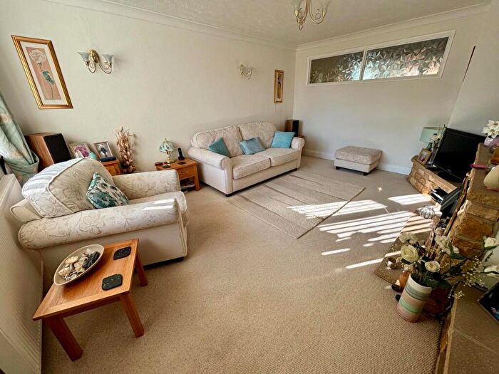 4 Bedroom Detached House For Sale In Greenfield Avenue, Spinney Hill, Northampton, NN3