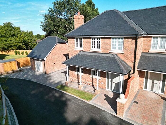 3 Bedroom Country House For Sale In Cherry Tree Drive, Cliddesden, RG25