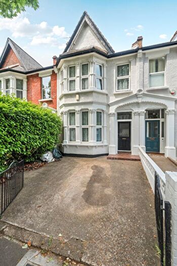 4 Bedroom Semi-Detached House For Sale In Inchmery Road, Catford, London, SE6
