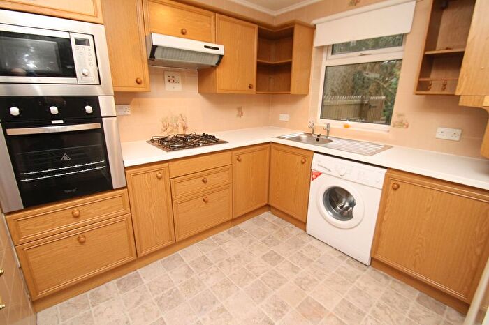 2 Bedroom Flat To Rent In Blackmoor Court, Leeds, West Yorkshire, Uk, LS17