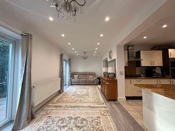 2 Bedroom Flat To Rent In Ellesmere Avenue, London, NW7