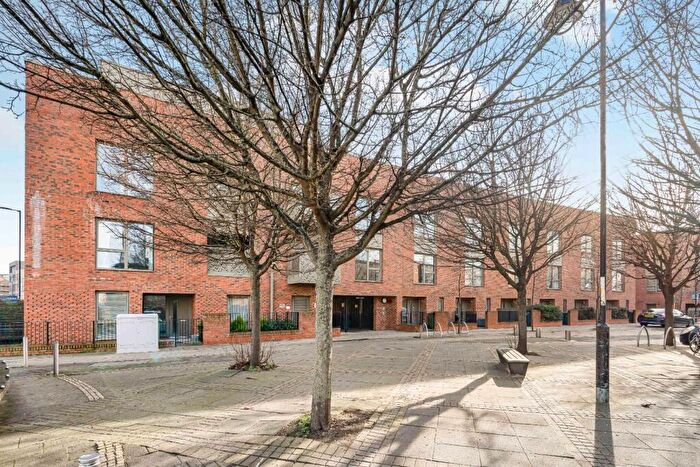 1 Bedroom Apartment To Rent In Benhill Road, London, SE5