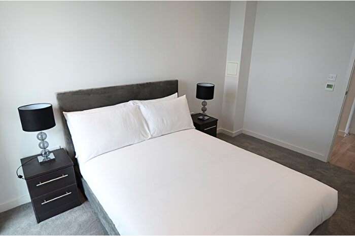 2 Bedroom Flat To Rent In Newnton Close, London, N4