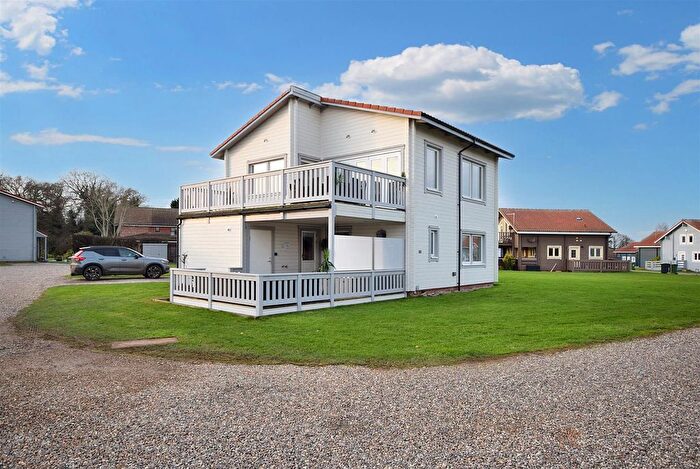 3 Bedroom Detached House For Sale In Fairway Lakes, Fritton, Great Yarmouth, NR31