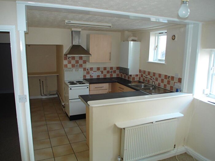 2 Bedroom Flat To Rent In Fore St, Cullompton, Devon, EX15